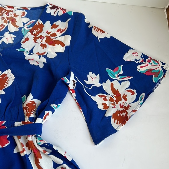 Summer blue and floral v-neck short romper half flare sleeve jumpsuit waist tie - Picture 15 of 16